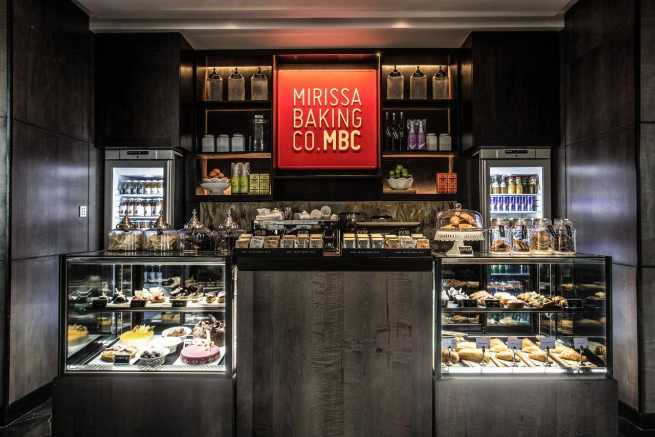 منتجع وسبا فيليجاما باي ماريوت فيليغاما المظهر الخارجي الصورة The baking counter at the flagship store in London