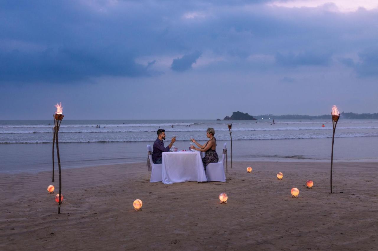 منتجع وسبا فيليجاما باي ماريوت فيليغاما المظهر الخارجي الصورة A beachside dinner at the Taj Bengal